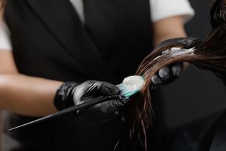 Kadeřnice v malém městě ukázala své měsíční náklady a čistý zisk. Lidé, kteří si stěžují na drahé stříhání, okamžitě ztichli